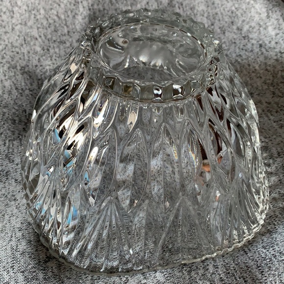 Crystal Bowl Elegantly Handcrafted with Intricacy. - Picture 5 of 9